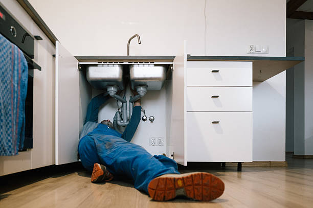 Professional Emergency Plumber technician working in Ivanhoe, CA